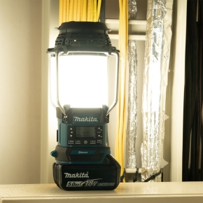 Makita DMR056 Akku-Radio mit Laterne